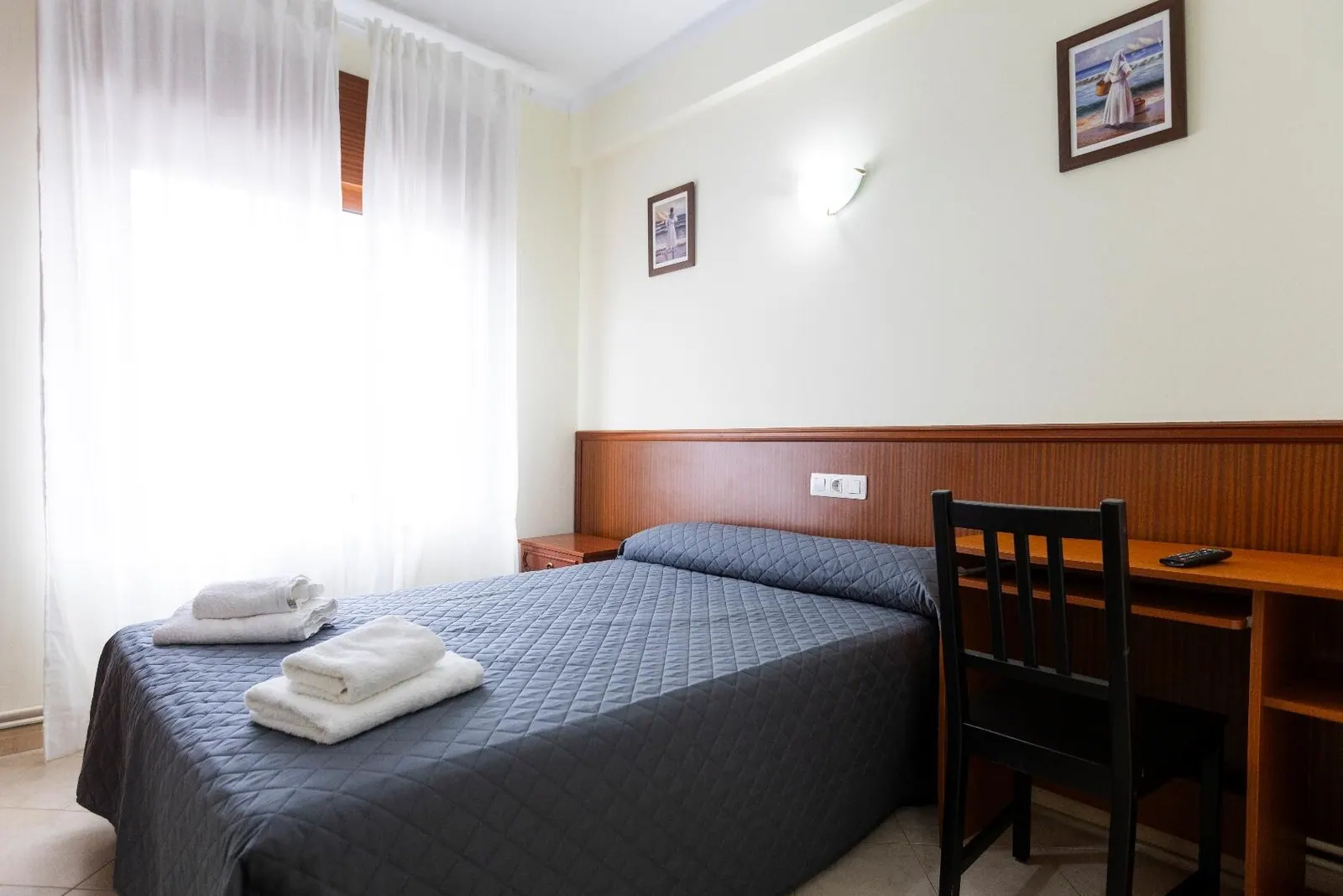 Habitación doble con cama de matrimonio en la Pensión O Remo, O Vicedo