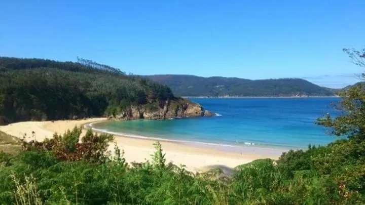 Cala de arena blanca y agua turquesa en la costa de O Vicedo